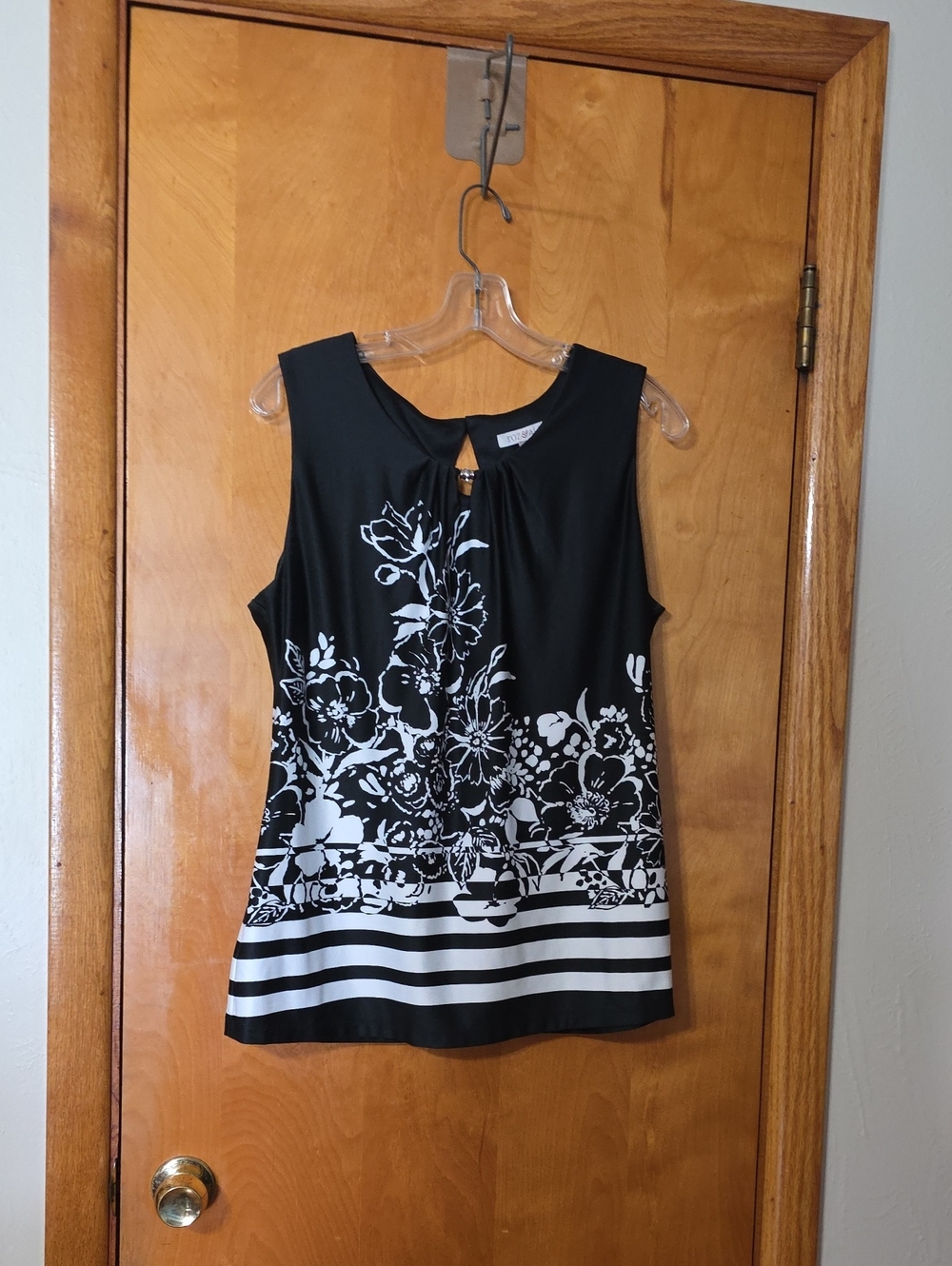 Roz & Ali Black and White Floral Keyhole Dressy Tank Blouse
